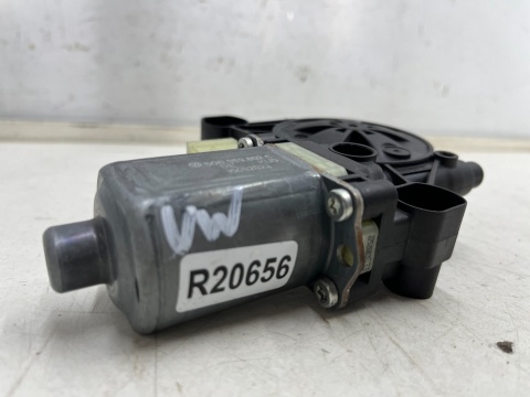 Podnośnik szyb VW Golf VII Tiguan Audi A3 8y Q2 Leon Macan 12r.- lewy przedni silniczek podnoszenia szyby lewy przód 5q0959802c