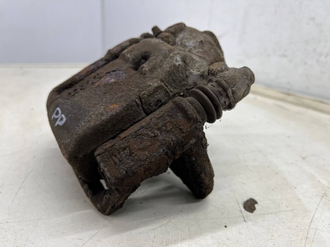 Zacisk hamulcowy Mitsubishi Colt VI 6 Z30 Smart Forfour I w454 04-12r. prawe przednie jarzmo mocowanie prawy przód