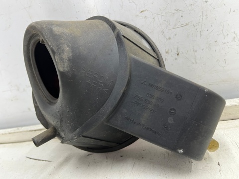 Klapka wlewu paliwa Mitsubishi Colt VI 6 Z30 3d 3Drzwi 04-12r. kod koloru p04 czerwona korek mr959151