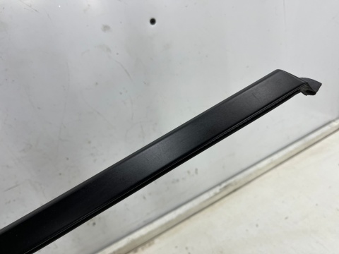 Listwa Porsche Macan I 95b 14r.- czarny mat prawa przednia listwa zgarniająca uszczelka zewnętrzna drzwi prawy przód 95b837478a