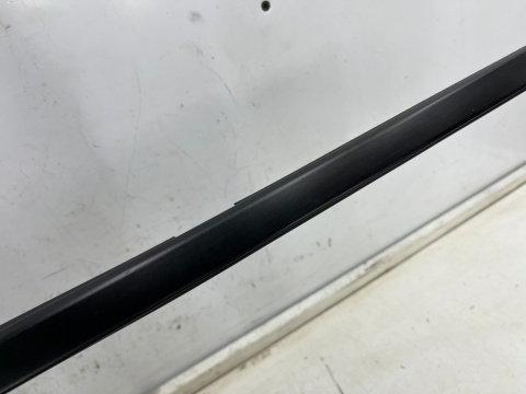 Listwa Porsche Macan I 95b 14r.- czarny mat prawa przednia listwa zgarniająca uszczelka zewnętrzna drzwi prawy przód 95b837478a