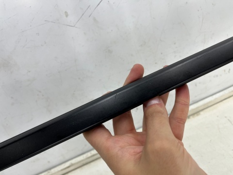 Listwa Porsche Macan I 95b 14r.- czarny mat prawa przednia listwa zgarniająca uszczelka zewnętrzna drzwi prawy przód 95b837478a