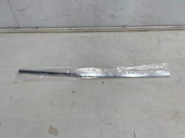 Listwa Porsche Macan I 95b 14r.- NOWA prawa tylna chromowana listwa górnej uszczelki zewnętrznej szyby drzwi prawy tył 95b853908