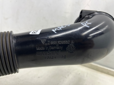 Rura Porsche Macan I 95b 14r.- przewód dolotowy PRAWY wąż filtra powietrza 95b129532a