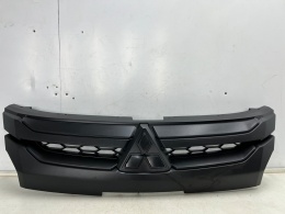 Atrapa Mitsubishi L200 5 V 19r.- grill przednia maskownica zderzaka znaczek 7450B264