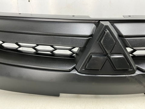 Atrapa Mitsubishi L200 5 V 19r.- grill przednia maskownica zderzaka znaczek 7450B264