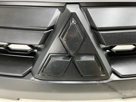 Atrapa Mitsubishi L200 5 V 19r.- grill przednia maskownica zderzaka znaczek 7450B264