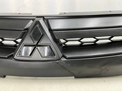 Atrapa Mitsubishi L200 5 V 19r.- grill przednia maskownica zderzaka znaczek 7450B264