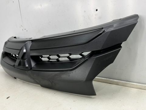 Atrapa Mitsubishi L200 5 V 19r.- grill przednia maskownica zderzaka znaczek 7450B264