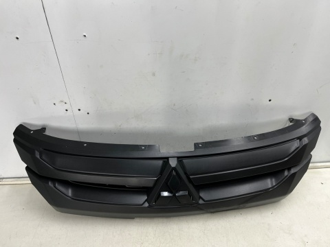Atrapa Mitsubishi L200 5 V 19r.- grill przednia maskownica zderzaka znaczek 7450B264