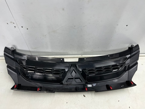 Atrapa Mitsubishi L200 5 V 19r.- grill przednia maskownica zderzaka znaczek 7450B264