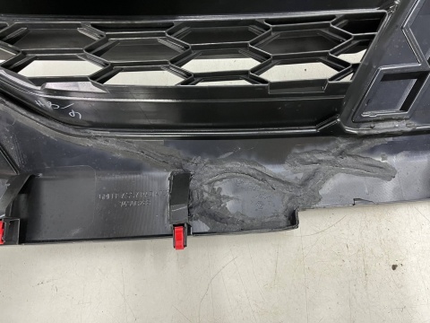 Atrapa Mitsubishi L200 5 V 19r.- grill przednia maskownica zderzaka znaczek 7450B264