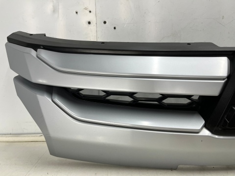 Atrapa Mitsubishi L200 5 V 19r.- grill przednia maskownica zderzaka znaczek 7450B291ZZ