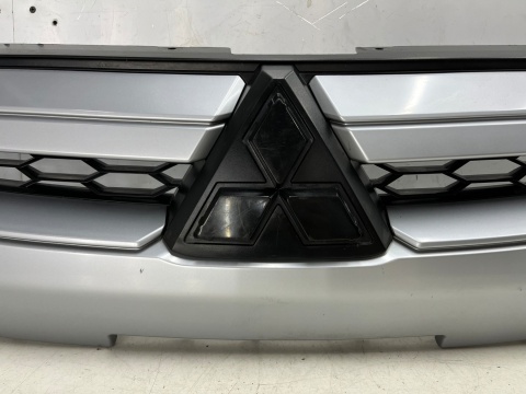 Atrapa Mitsubishi L200 5 V 19r.- grill przednia maskownica zderzaka znaczek 7450B291ZZ