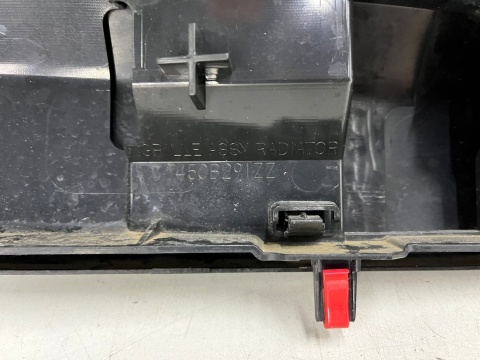 Atrapa Mitsubishi L200 5 V 19r.- grill przednia maskownica zderzaka znaczek 7450B291ZZ