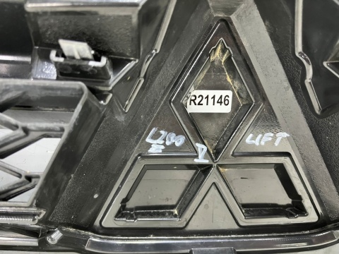 Atrapa Mitsubishi L200 5 V 19r.- grill przednia maskownica zderzaka znaczek 7450B291ZZ