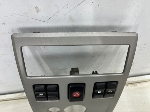 Deska rozdzielcza Dacia Logan 1 I MCV konsola środkowa deski ramka obudowa radia dekor 8200751186