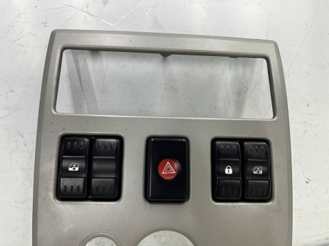 Deska rozdzielcza Dacia Logan 1 I MCV konsola środkowa deski ramka obudowa radia dekor 8200751186