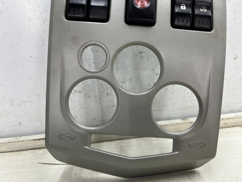 Deska rozdzielcza Dacia Logan 1 I MCV konsola środkowa deski ramka obudowa radia dekor 8200751186