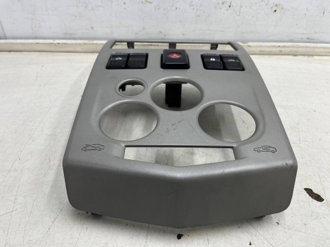 Deska rozdzielcza Dacia Logan 1 I MCV konsola środkowa deski ramka obudowa radia dekor 8200751186