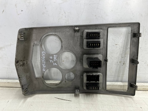 Deska rozdzielcza Dacia Logan 1 I MCV konsola środkowa deski ramka obudowa radia dekor 8200751186