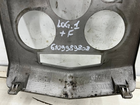 Deska rozdzielcza Dacia Logan 1 I MCV konsola środkowa deski ramka obudowa radia dekor 8200751186