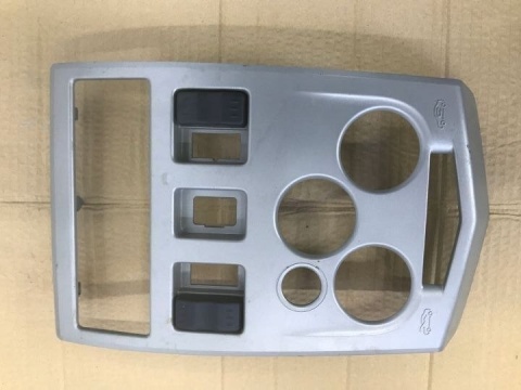 Deska rozdzielcza Dacia Logan 1 I MCV konsola środkowa deski ramka obudowa radia dekor 8200751186