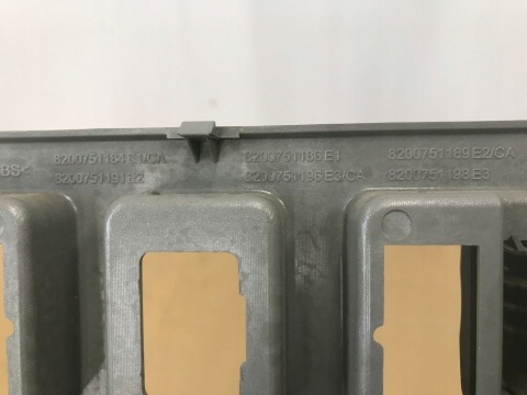 Deska rozdzielcza Dacia Logan 1 I MCV konsola środkowa deski ramka obudowa radia dekor 8200751186