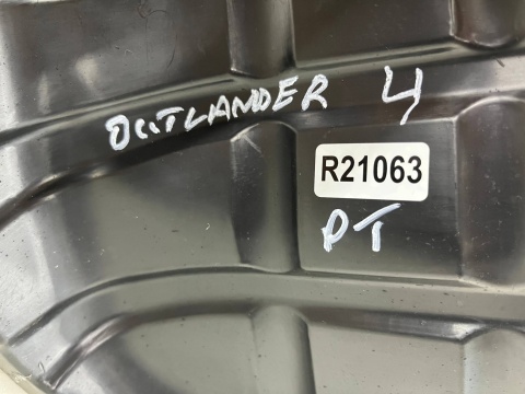 Osłona pod zderzak Mitsubishi Outlander 4 IV 21r.- prawa tylna osłona podwozia nadkola zderzaka prawy tył 6415a114