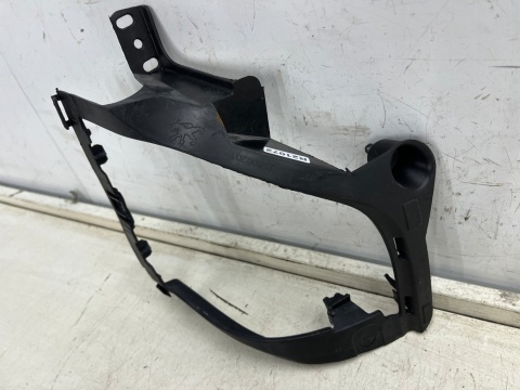 Ślizg Peugeot 2008 I 13-19r. lewe tylne mocowanie kosz lampy przeciwmgielnej zderzaka wspornik uchwyt lewy tył 9800481180
