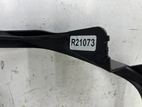 Ślizg Peugeot 2008 I 13-19r. prawe tylne mocowanie kosz lampy przeciwmgielnej zderzaka wspornik uchwyt prawy tył 9800481080