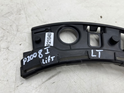 Ślizg Peugeot 2008 I 16-19r. LIFT lewe tylne mocowanie listwy wspornik uchwyt zderzaka lewy tył 9818259680