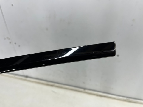 Listwa Audi A6 C8 18r.- lewa przednia listwa ozdobna górnej uszczelki zewnętrznej szyby drzwi lewy przód 4k0837643a