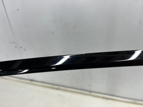 Listwa Audi A6 C8 18r.- lewa przednia listwa ozdobna górnej uszczelki zewnętrznej szyby drzwi lewy przód 4k0837643a