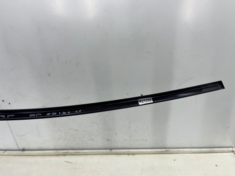 Listwa Audi A6 C8 18r.- lewa przednia listwa ozdobna górnej uszczelki zewnętrznej szyby drzwi lewy przód 4k0837643a