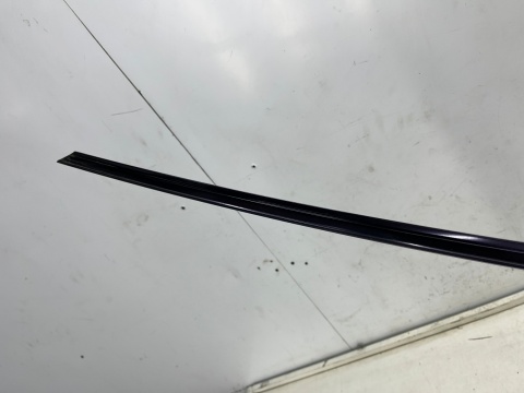 Listwa Audi A6 C8 18r.- lewa przednia listwa ozdobna górnej uszczelki zewnętrznej szyby drzwi lewy przód 4k0837643a