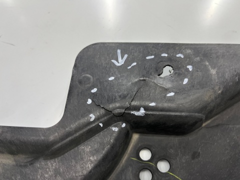 Osłona podwozia BMW M2 G87 23r.- osłona dolna płyta tylna pod zbiornik LEWA oryginalna 8082067