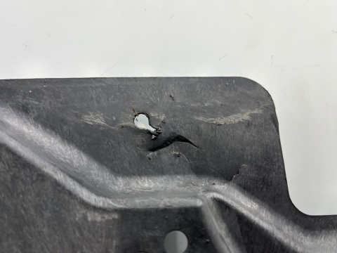 Osłona podwozia BMW M2 G87 23r.- osłona dolna płyta tylna pod zbiornik LEWA oryginalna 8082067