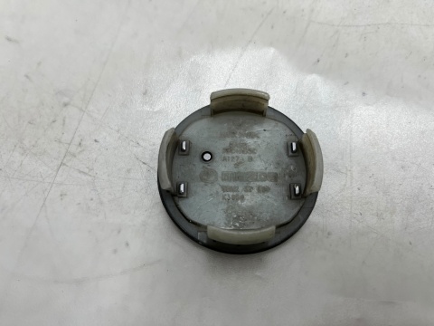 Kołpak Mazda dekielek zaślepka felgi aluminiowej 57 mm. oryginalny bbm237190