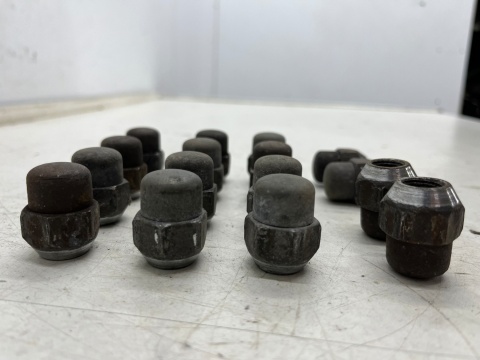 Nakrętki do felg alumiowych Mitsubishi Kia Hyundai Toyota Lexus Mazda M12x1,5 Stożkowe długość 29mm. do kół 16 sztuk klucz 21