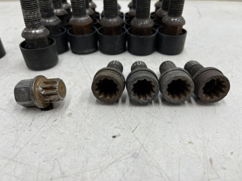 Śruby do felg stalowych VW Volkswagen Audi Seat Skoda sferyczne zabezpieczające antykradzieżowe kapsle do kół komplet 20 sztuk