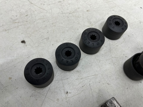 Śruby do felg stalowych VW Volkswagen Audi Seat Skoda sferyczne zabezpieczające antykradzieżowe kapsle do kół komplet 20 sztuk