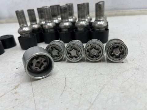 Śruby do felg stalowych VW Volkswagen Audi Seat Skoda sferyczne zabezpieczające antykradzieżowe kapsle do kół komplet 20 sztuk