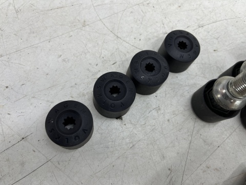 Śruby do felg stalowych VW Volkswagen Audi Seat Skoda sferyczne zabezpieczające antykradzieżowe kapsle do kół komplet 20 sztuk