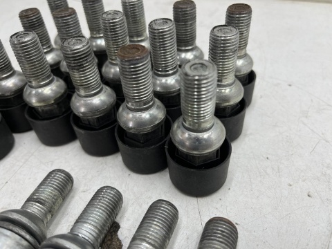 Śruby do felg stalowych VW Volkswagen Audi Seat Skoda sferyczne zabezpieczające antykradzieżowe kapsle do kół komplet 20 sztuk