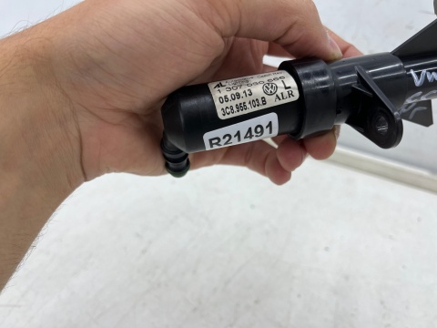 Dysza spryskiwaczy VW Passat CC R-LINE lift 11-16r. LEWY spryskiwacz reflektora lampy lewej pompka zaślepka zderzaka 3c8955103b