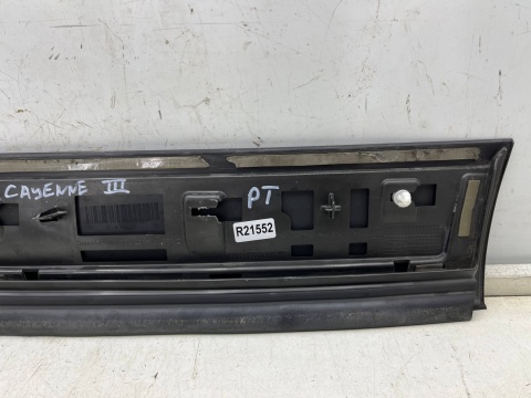 Listwa Porsche Cayenne III 9y 17r.- prawa tylna dolna nakładka drzwi bocznych STRUKTURA prawy tył 9y0839096d