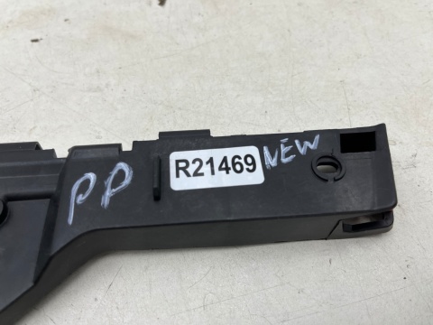 Ślizg Opel Insignia A 08-11r. NOWE prawe przednie mocowanie błotnika zderzaka wspornik uchwyt prawy przód 13238444