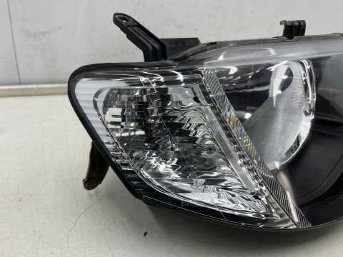 Lampa reflektor Mitsubishi L200 KA KB 05-10r. PRAWA przednia H4 oryginalna prawy przód EU 8301b462