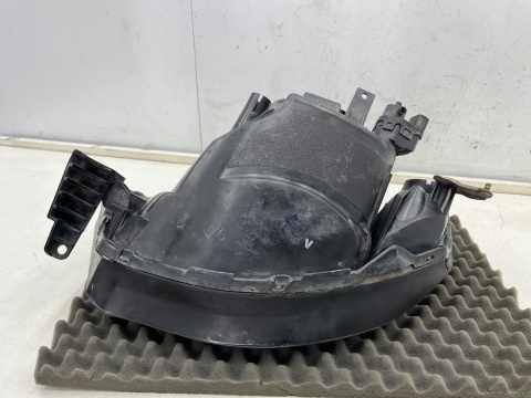 Lampa reflektor Mitsubishi L200 KA KB 05-10r. PRAWA przednia H4 oryginalna prawy przód EU 8301b462